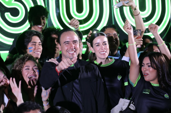 Detona Manolo súper becas universitarias y créditos para jóvenes emprendedores